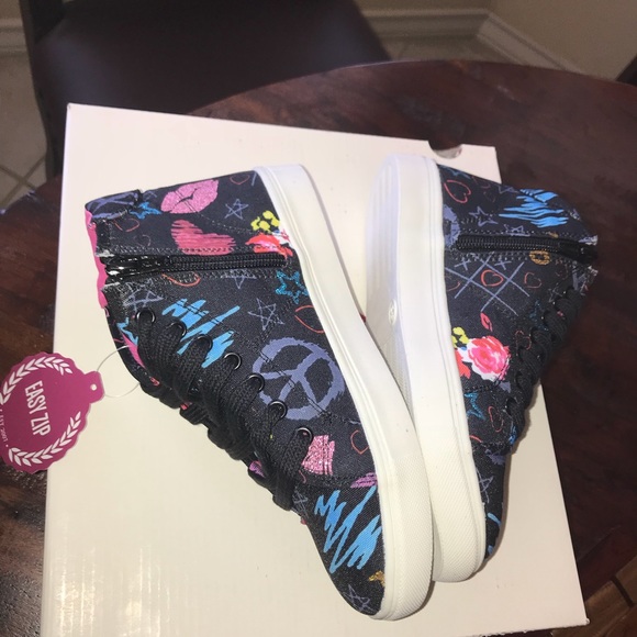 SO black high tops sneakers with a easy zip - Picture 3 of 5